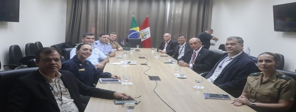 ESG - Miembros de la ESG se reúnen con un oficial de la Dirección General de Educación y Doctrina del Perú