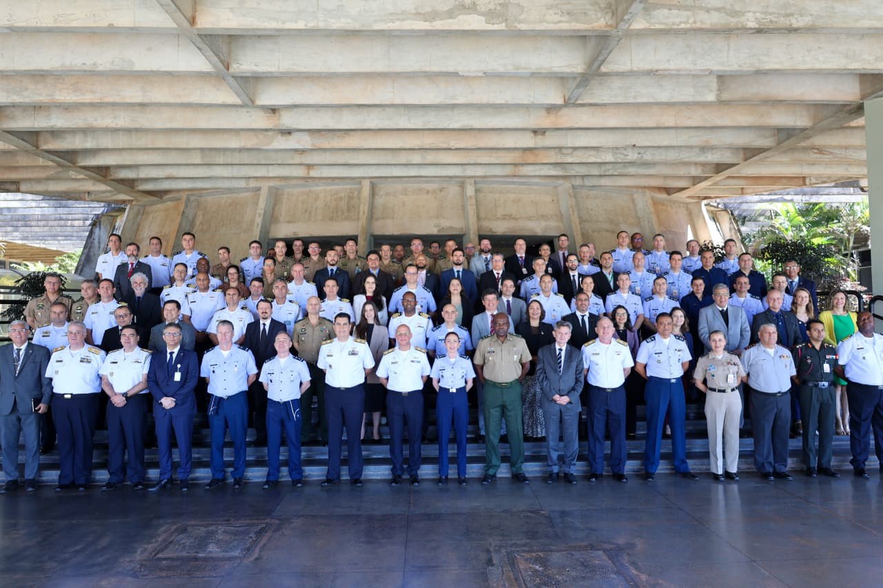 ESD - El almirante Guilherme da Silva Costa imparte una conferencia sobre el empleo conjunto de las Fuerzas Armadas en la ESD